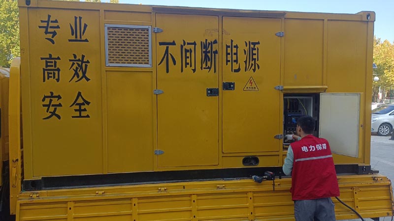 江安柴油发电机组和UPS电源配合使用时，如何避免切换过程中的电力中断？